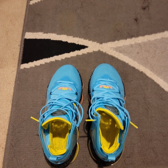 Lebron 19 Christmas SOLD - Picture 4 of 6